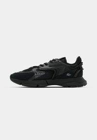 Zapatillas negras con una parte superior texturizada, paneles de malla, cierre de cordones y suela de goma. El logo de Lacoste es visible en el lateral.