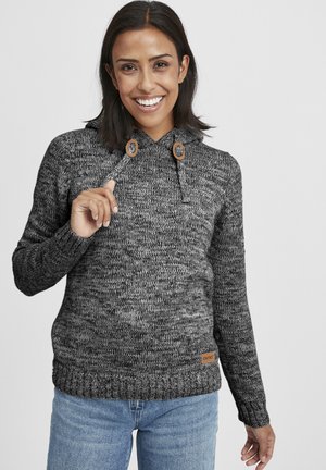 Stickad hoodie, mörkgrå och ljusgrå melerad mönster, med träknappar, ribbade ärmslut och fåll. Läderlogotagg längst ner.