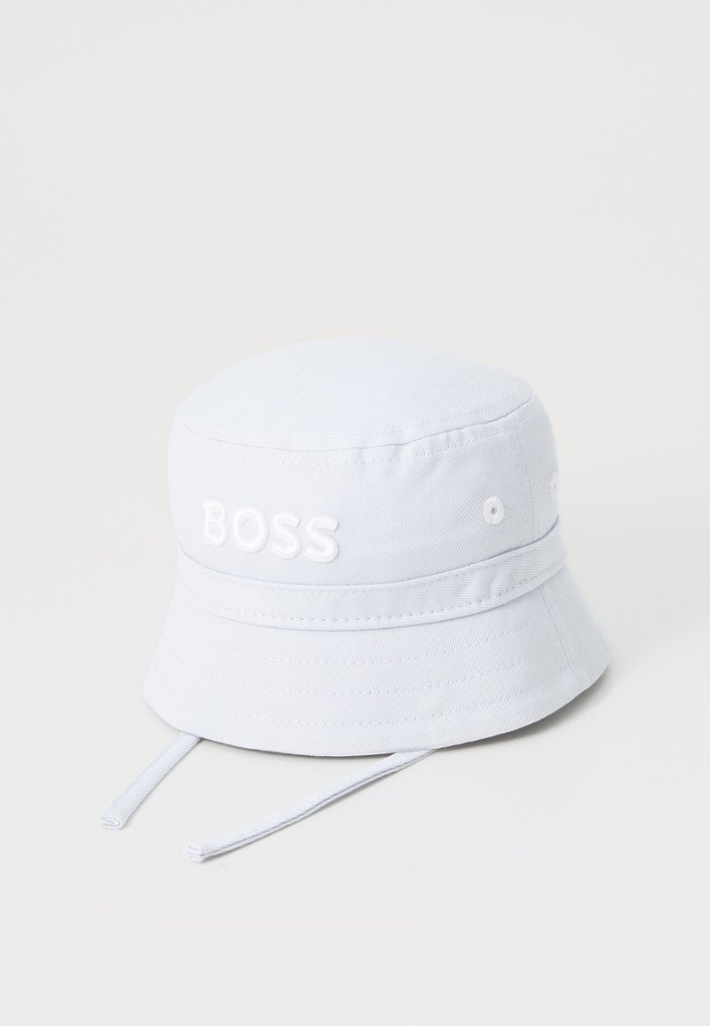Jasnoniebieski kapelusz typu bucket wykonany z bawełny, z haftowanym logo "BOSS", przeszywaną brzegiem i regulowanymi sznurkami.