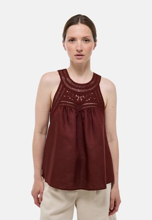 Haut sans manches bourgogne avec un détail en crochet au niveau du col, coupe ample et tissu texturé. Présente un design plissé au niveau de la poitrine.