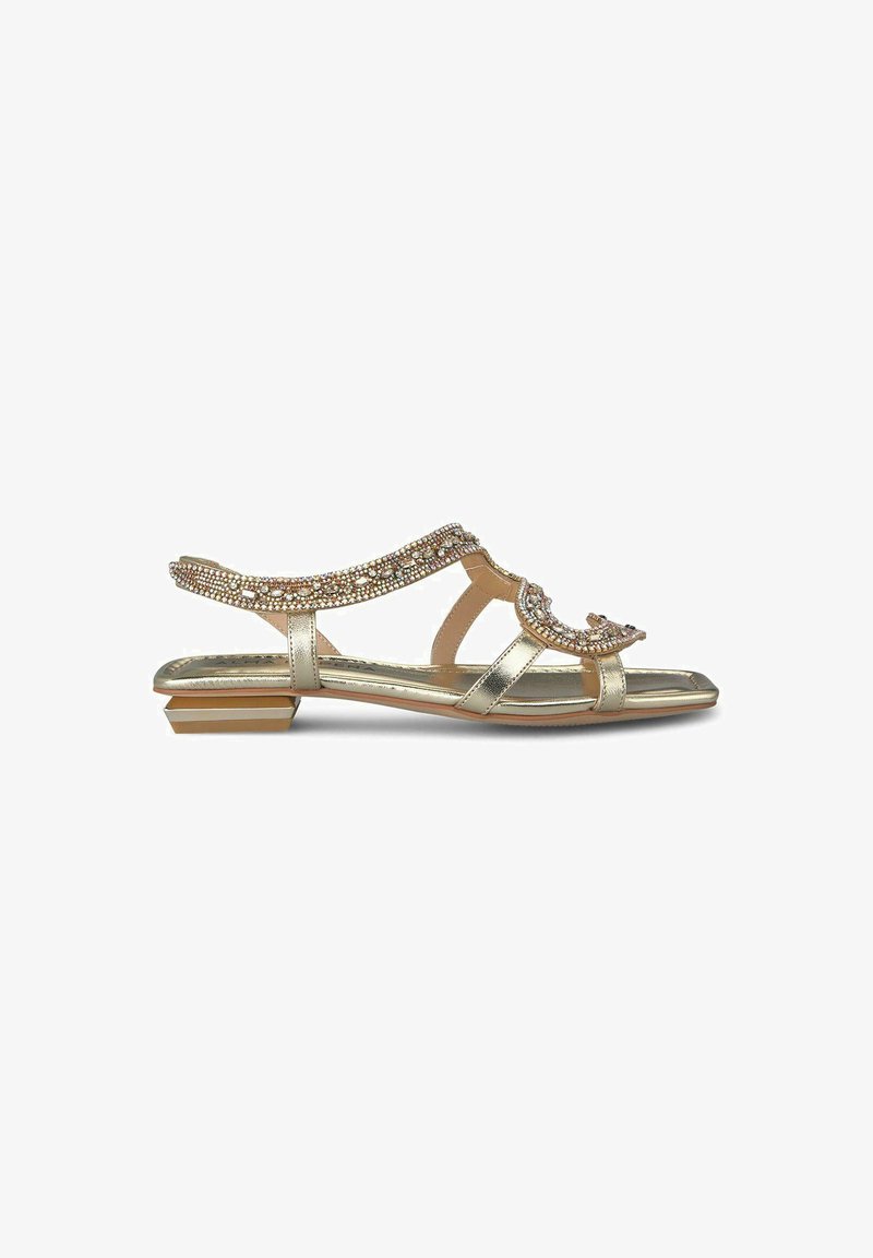 Flache goldene Sandalen mit offenem Zeh, verzierten Riemen mit klaren Strasssteinen, gepolstertem Fußbett und niedrigem Blockabsatz.