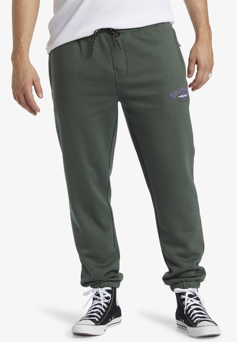 Groene katoenen sweatpants met een elastische tailleband en verstelbaar koord. Bevat een paarse logo op de linker dij en verlaagde enkels.