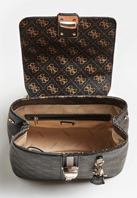 Bolso de mano negro con estampado, fabricado en material texturizado, que cuenta con un interior dorado y negro, bolsillo con cremallera y detalles en metal.