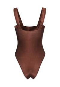 Brązowy jednoczęściowy strój kąpielowy z szerokimi ramiączkami, w dekolcie w kształcie litery V oraz fakturą gładką. Posiada wysoki krój nogawek.