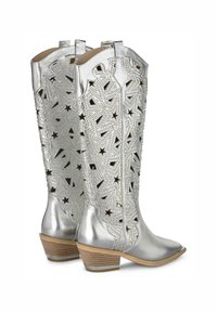 Stivali da cowboy metallici argentati con motivo a stella ritagliato e borchie decorative. Presentano una punta affusolata e un tacco a pianta. Esterno testurizzato.