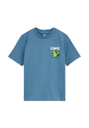 Blauw T-shirt met korte mouwen, bedrukt met hele en halve limoenen en het woord "LIME" op de linkerborst.