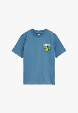 Niebieski T-shirt z krótkim rękawem, z nadrukiem całych i pokrojonych limonek oraz napisem "LIME" na górnej lewej części klatki piersiowej.