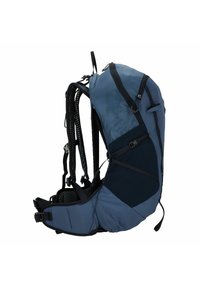 Zaino blu e nero con un design slanciato, spallacci regolabili, pannello posteriore in rete e tasche laterali con zip. Presenta un tessuto texturizzato.