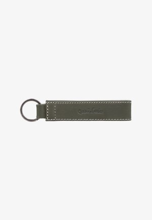 Porte-clés en cuir vert olive avec surpiqûres blanches et anneau métallique argenté fixé à une extrémité.