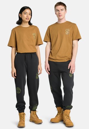 Timberland SHORT SLEEVE TEE - T-shirts print - dark wheat boot