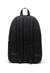 Sac à dos noir avec dos rembourré et bretelles ajustables, présentant un extérieur lisse, une fermeture à double boucle et un marquage minimal sur le côté.