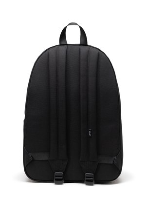Černý batoh s polstrovaným zádovým panelem a nastavitelnými popruhy, s hladkým vnějším povrchem, dvojitým uzavíráním na přezku a minimálním logem na boku.