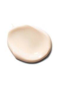 Crème beige clair, lisse et brillante, étalée en forme circulaire. La texture semble crémeuse avec un subtil éclat.