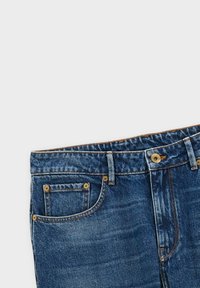 Jean en denim avec une coupe classique, couleur bleu foncé, couture visible et une petite poche avant avec des rivets en métal.