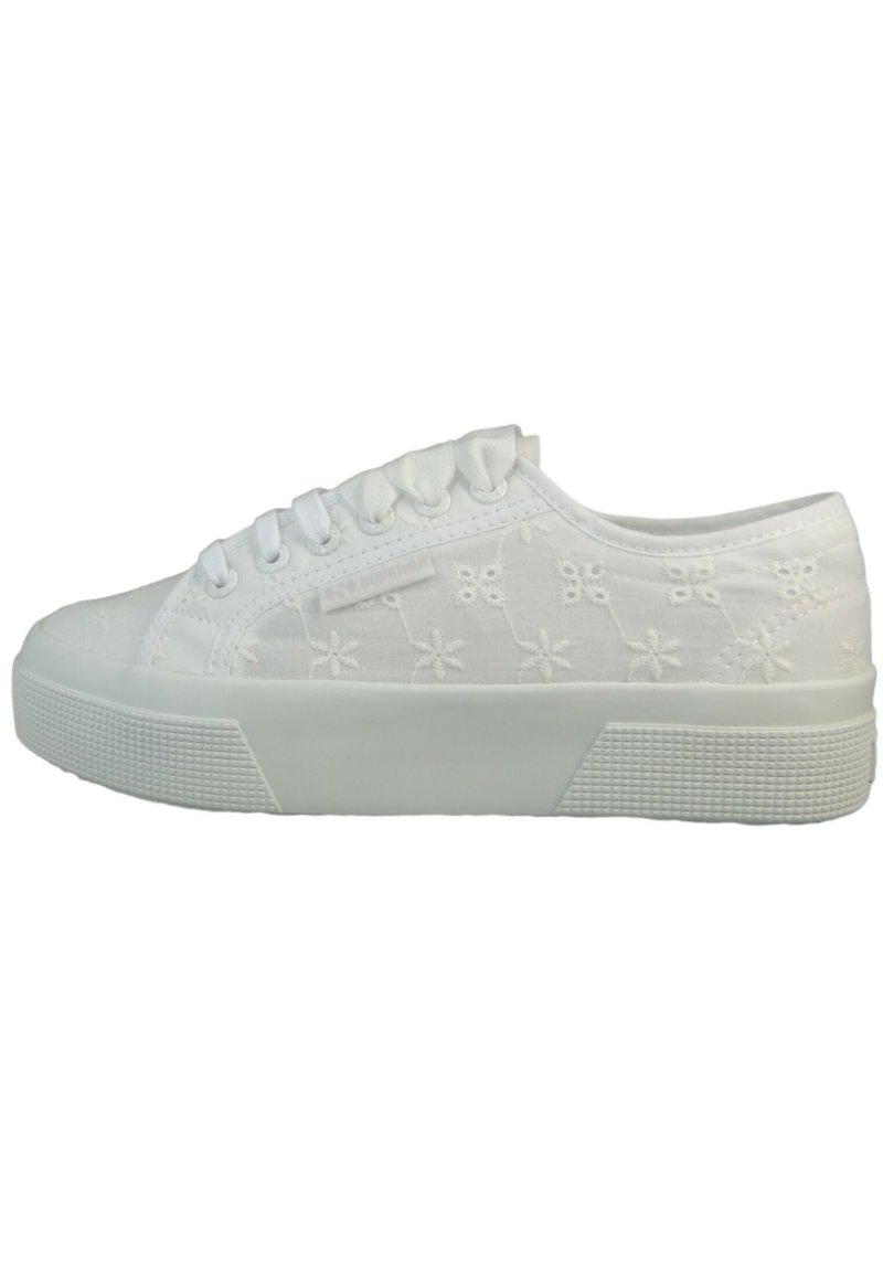 Zapatilla de lona blanca con patrón floral bordado, puntera redonda y suela de goma. Presenta un diseño de cordones y plataforma texturizada.