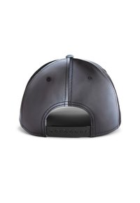 Gorra de cuero negro con visera curvada, detalles cosidos y cierre a presión ajustable en la parte posterior. Textura suave, sin patrones visibles.