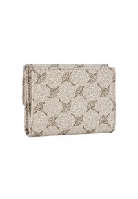 Cartera de tela beige con una textura acolchada, decorada con un patrón repetido de motivos de palmeras estilizadas en marrón.