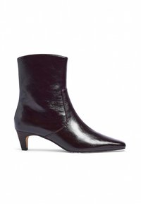 Burgundska usnjena gležnjarja s koničastim nosom, ozkim šivom in 5-centimetrsko peto, z gladko, sijočo površino in minimalnim šivanjem.