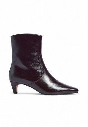 Bottine en cuir bordeaux avec un bout pointu, une tige étroite et un talon de 5 cm, présentant une finition lisse et brillante ainsi que des coutures minimales.