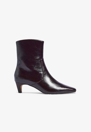 Burgundijas krāsas ādas potīšu zābaki ar asu purngalu, šauru šahtu un 5 cm augstu papēdi, ar gludu, spīdīgu apdari un minimālām šuvēm.