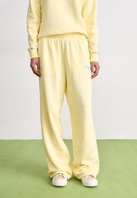 Nike Sportswear PANT - Tracksuit bottoms - alabaster