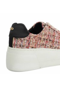 Gepersonaliseerde sneaker met een gemêleerd geweven stoffen bovenstuk en een zwarte leren hielaccent. Witte rubberen zool met minimale stikseldetails.