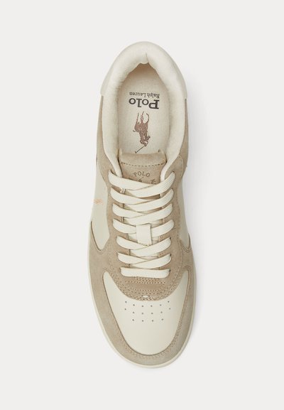 Sneaker Polo Ralph Lauren beige e crema con dettagli in suede e pelle, lacci bianchi e logo stampato sulla soletta interna imbottita.