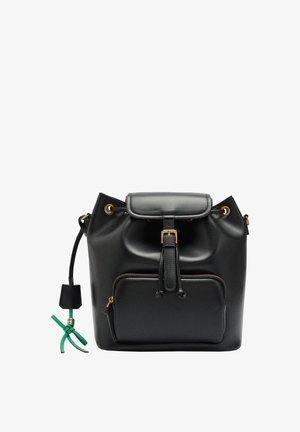 Czarna skórzana torebka typu bucket z przednią kieszenią na suwak, złotymi okuciami, zamknięciem na ściągacz oraz zielonym akcentem po boku.