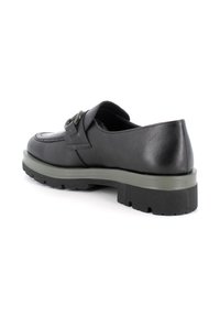 Scarpa in pelle nera con profilo basso e punta tonda. Presenta una suola in gomma verdognola, dettaglio con fibbia e finitura liscia.