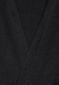 Czarny sweter z dekoltem w kształcie V, wykonany z miękkiego, teksturowanego materiału o delikatnym wzorze splotu. Brak dodatkowych ozdób.