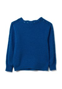Suéter azul de punto con mangas largas, que presenta detalles de encaje en los hombros y a lo largo de las mangas, sobre un fondo blanco.
