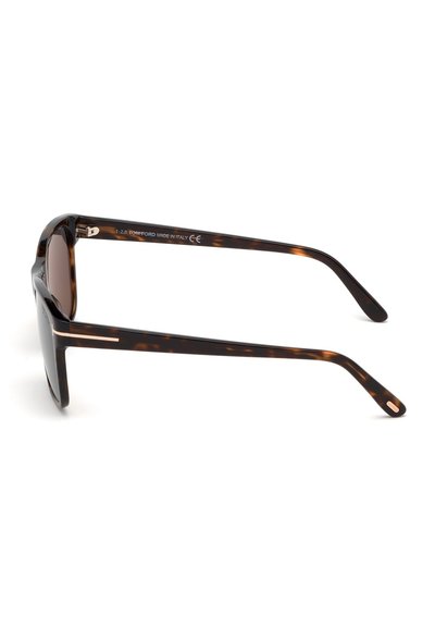Bruna sköldpaddsmönstrade solglasögon med rektangulär ram, polariserade linser och metallaccenter vid glasögonslutarna, märkta "Tom Ford Made in Italy."
