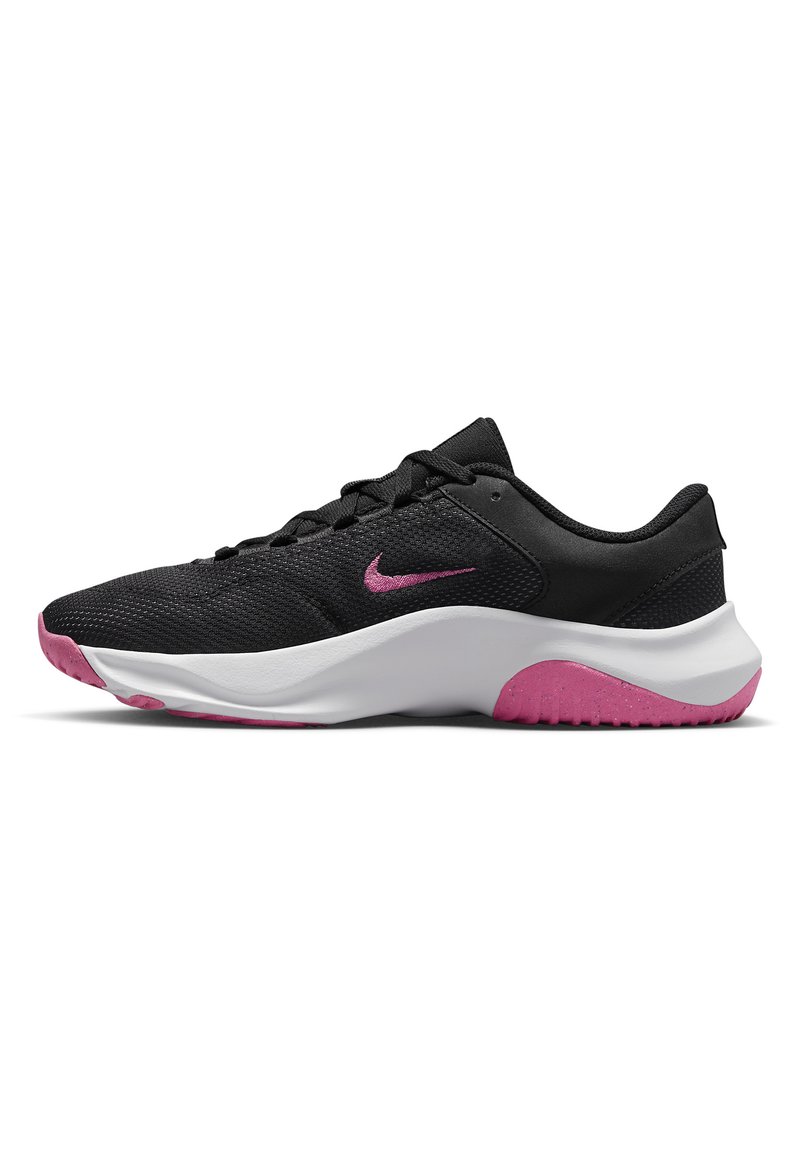 Baskets de sport noires avec une tige en maille, accents roses sur le logo et la semelle, et une semelle intermédiaire blanche. Présente un bout arrondi et un talon rembourré.