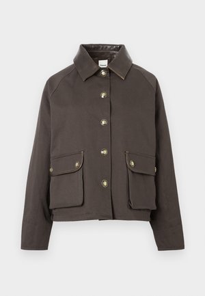 Braune Baumwolljacke mit Kragen, Knopfverschluss und zwei aufgesetzten Taschen. Ausgestattet mit goldenen Knöpfen und kontrastierenden Nähtelementen.