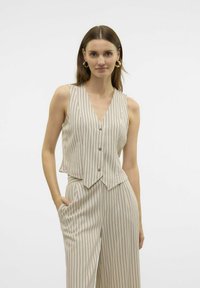 Top sin mangas beige con rayas verticales azules, escote en forma de V y dos botones. Presenta un dobladillo peplum y una tela ligera para un ajuste relajado.