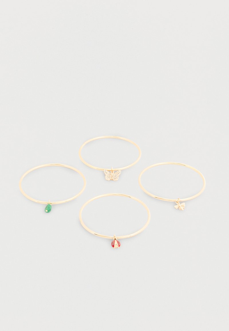 Τέσσερα λεπτά χρυσά βραχιόλια με μικρά κρεμαστά γούρια: μια πράσινη σταγόνα, μια πεταλούδα με διαυγή πετράδια, μια κόκκινη πασχαλίτσα και μια χρυσή μέλισσα.