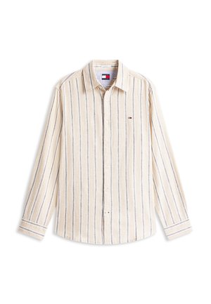 Beige langermet skjorte med knapper, med tynne, vertikale svarte og hvite striper og en liten rektangulær logo i rød, hvit og blå på brystet.