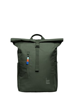 Ciemnozielony plecak z rolowanym zamknięciem, z przednią kieszenią na zamek, regulowanym paskiem z klamrą, bocznymi kieszeniami oraz logo "GOT BAG" na dolnej prawej stronie.