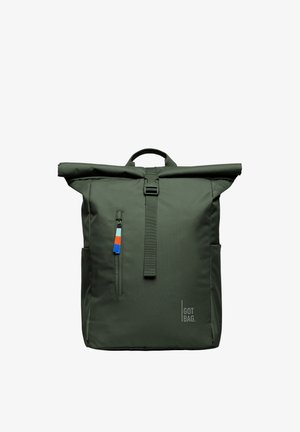 Zaino verde scuro con chiusura a rotolo, tasca frontale con cerniera, fibbia regolabile, tasche laterali e logo "GOT BAG" sul lato inferiore destro.