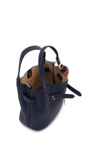 Marine leren draagtas met gemarmerd oppervlak, ronde vorm, dubbele handvatten, decoratieve sjaal en enkele magneetsluiting aan de bovenkant.