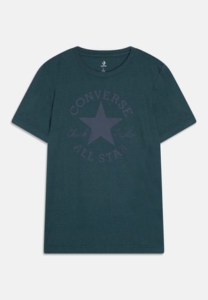Ciemnozielony morski T-shirt z krótkim rękawem, okrągłym dekoltem i delikatnym logo Converse All Star z gwiazdą i napisem "Chuck Taylor" z przodu.
