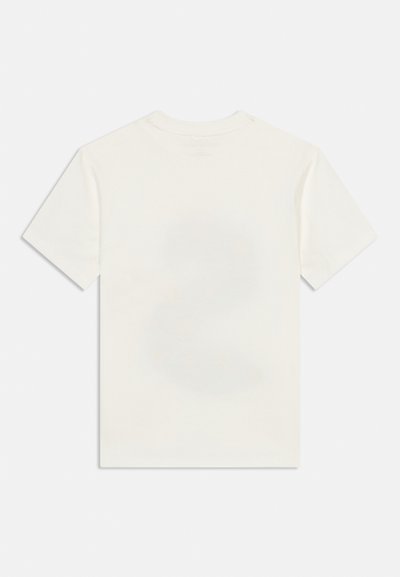 Λευκό T-shirt με κοντά μανίκια, εμφανιζόμενο από πίσω σε απλό λευκό φόντο, με ένα διακριτικό, σχεδόν αόρατο σχέδιο.