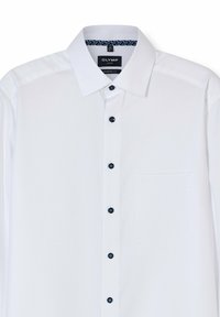 Witte langarm herenoverhemd met donkere knopen, puntige kraag, borstzak en een patroondetail in de binnenkraag.