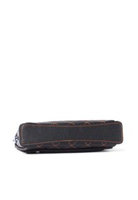 Bolso de cuero negro con una textura acolchada y costuras naranjas en contraste. Forma rectangular, perfil plano, con cierre de cremallera.