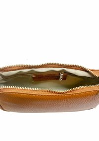 Hnědá kožená taška s texturovaným povrchem, zlatým zipem a krémovým podšívkou; uvnitř obsahuje kapsu pro organizaci.