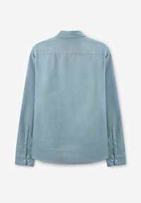 Lange mouwen shirt van lichtblauwe stof, met een kraag, rechte onderrand en met knopen sluitende manchetten, met een gladde, licht gestructureerde oppervlak.