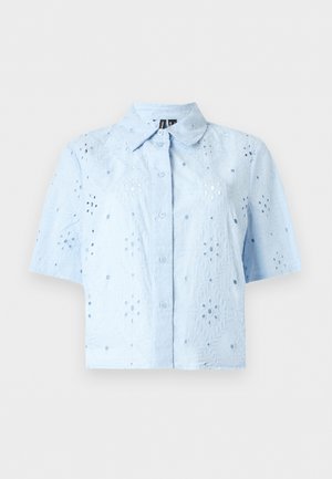 Ανοιχτό μπλε πουκάμισο με κοντά μανίκια, κουμπιά, κεντητό φλοράλ διάτρητο σχέδιο και μυτερό γιακά.