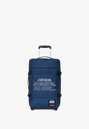 Bagaglio da viaggio blu navy su ruote con un motivo stellato, cinghie sicure e testo bianco audace. Include un'etichetta con il logo "Star Wars" e "Eastpak."