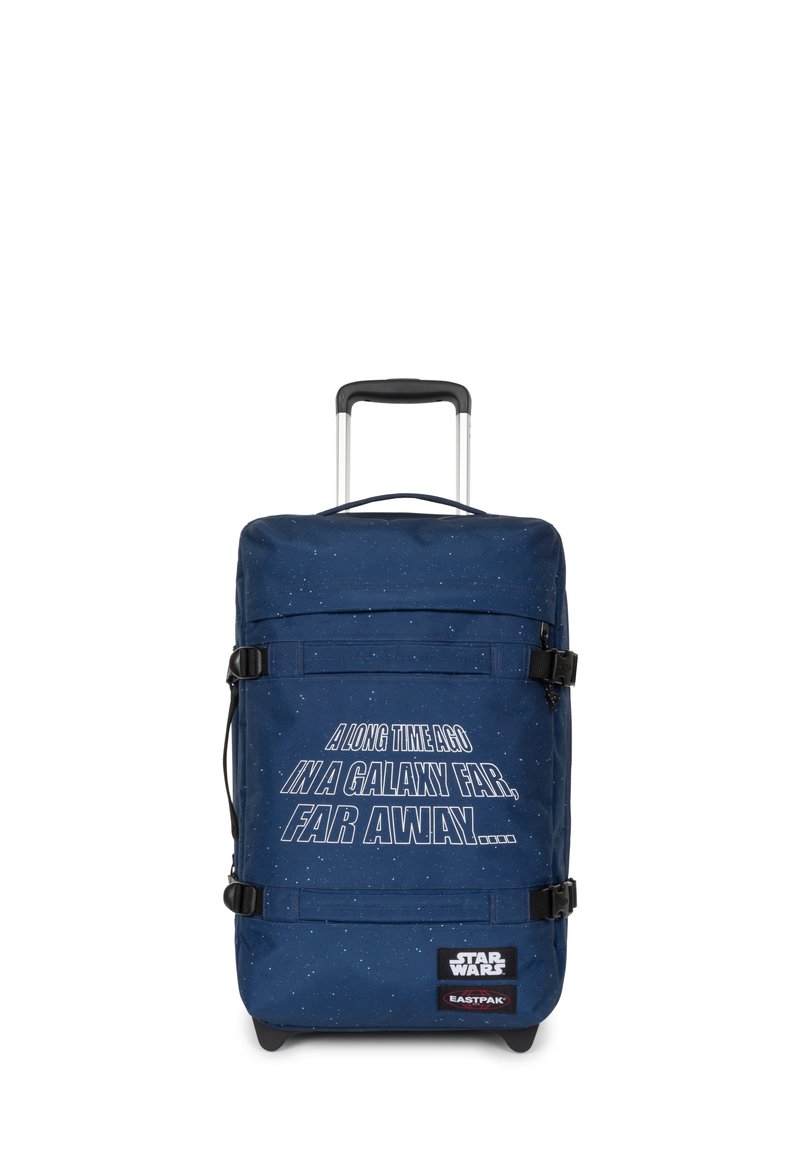 Bagaglio da viaggio blu navy su ruote con un motivo stellato, cinghie sicure e testo bianco audace. Include un'etichetta con il logo "Star Wars" e "Eastpak."
