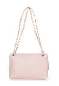 Sac à main rose clair en tissu texturé, de forme rectangulaire, avec des accents en chaîne dorée. Il possède une seule poignée supérieure pour le transport.